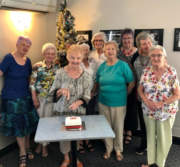 The Cootamundra Hospital Auxiliary finished off the year with a Christmas Lunch at the
Country Club. Members cut a Christmas cake made and decorated by Lila Collingridge.
