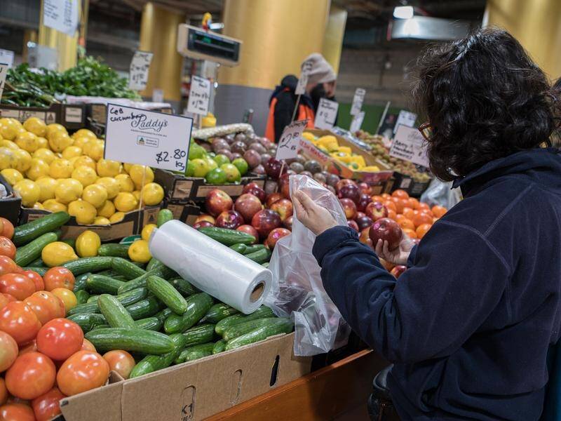 Advocates say new food donation laws would help families struggling to afford fruit and vegetables. (Flavio Brancaleone/AAP PHOTOS)